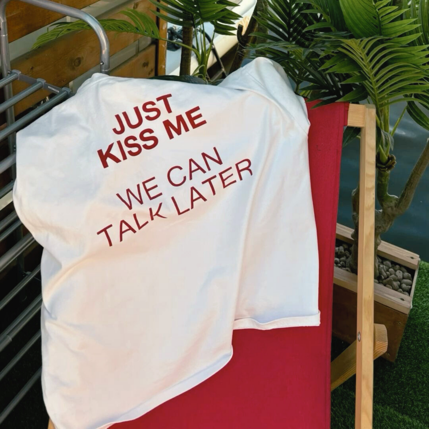KISS ME TEE