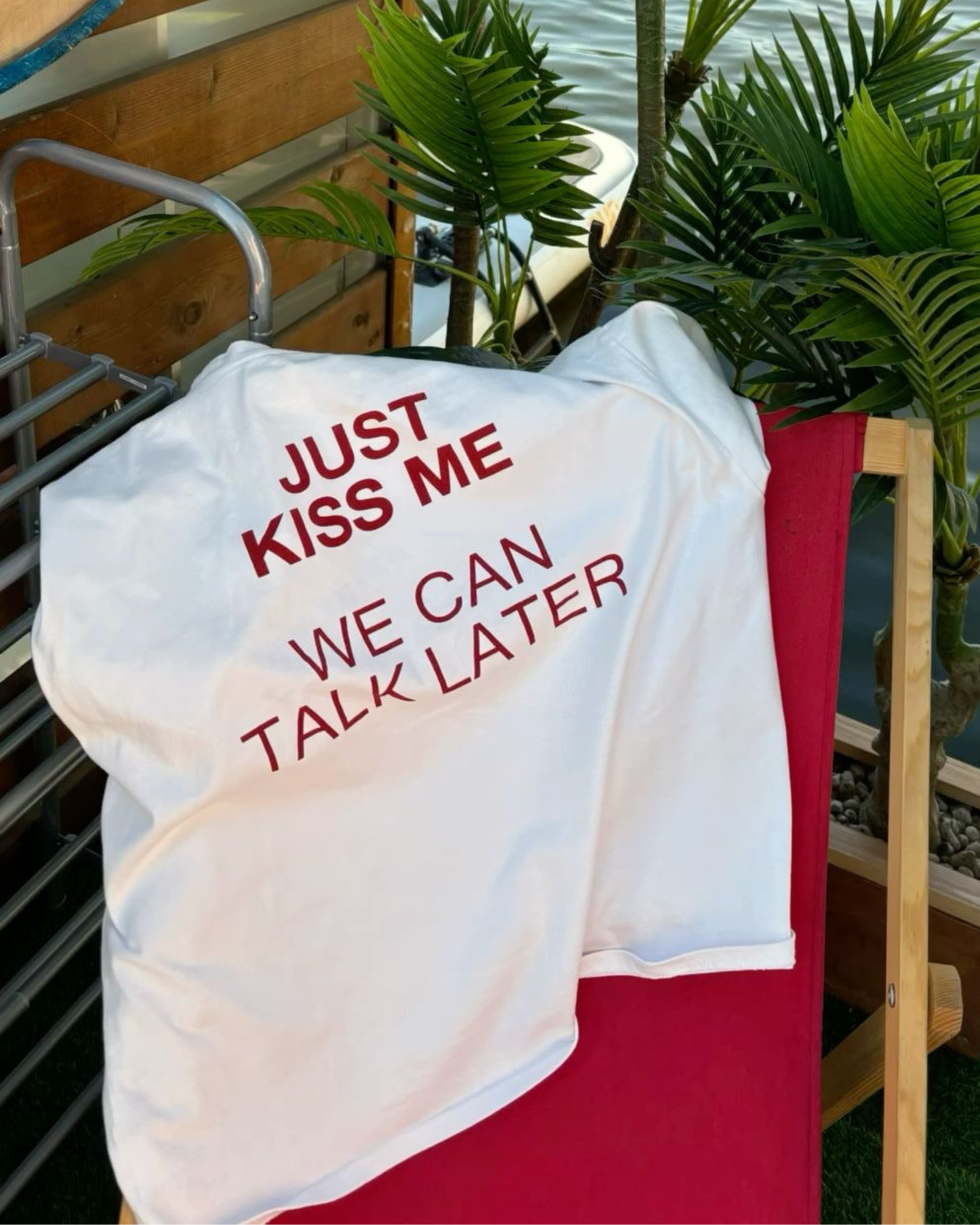 KISS ME TEE