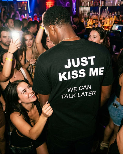 KISS ME TEE